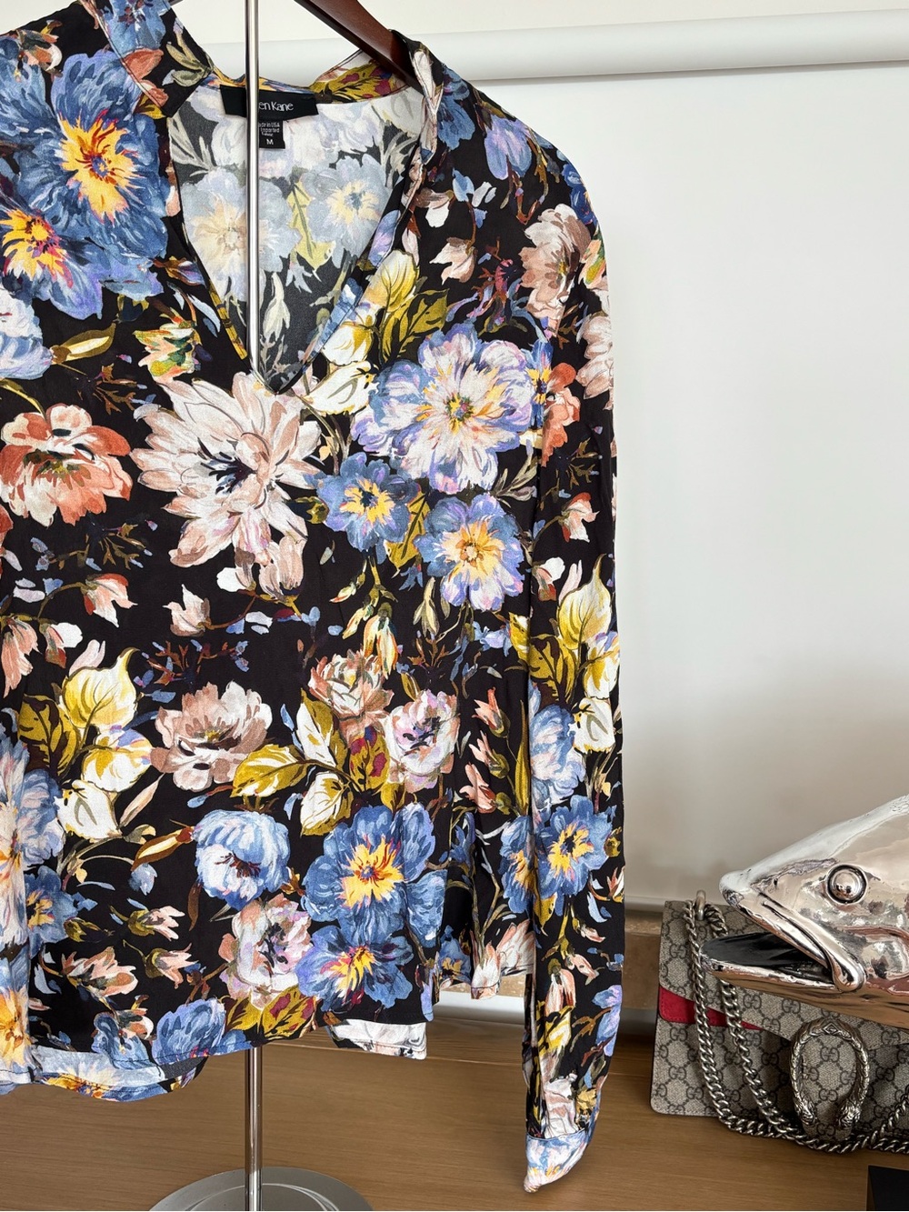 Karen Kane Floral Blouse M Black Blue Pink 100% Viscose Silk Feel V-Neck Y2K - Picture 12 of 15